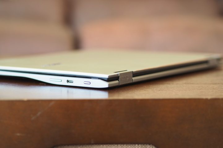 Vista dell'angolo posteriore del Chromebook Spin 513 di Acer che mostra porte e cardine.