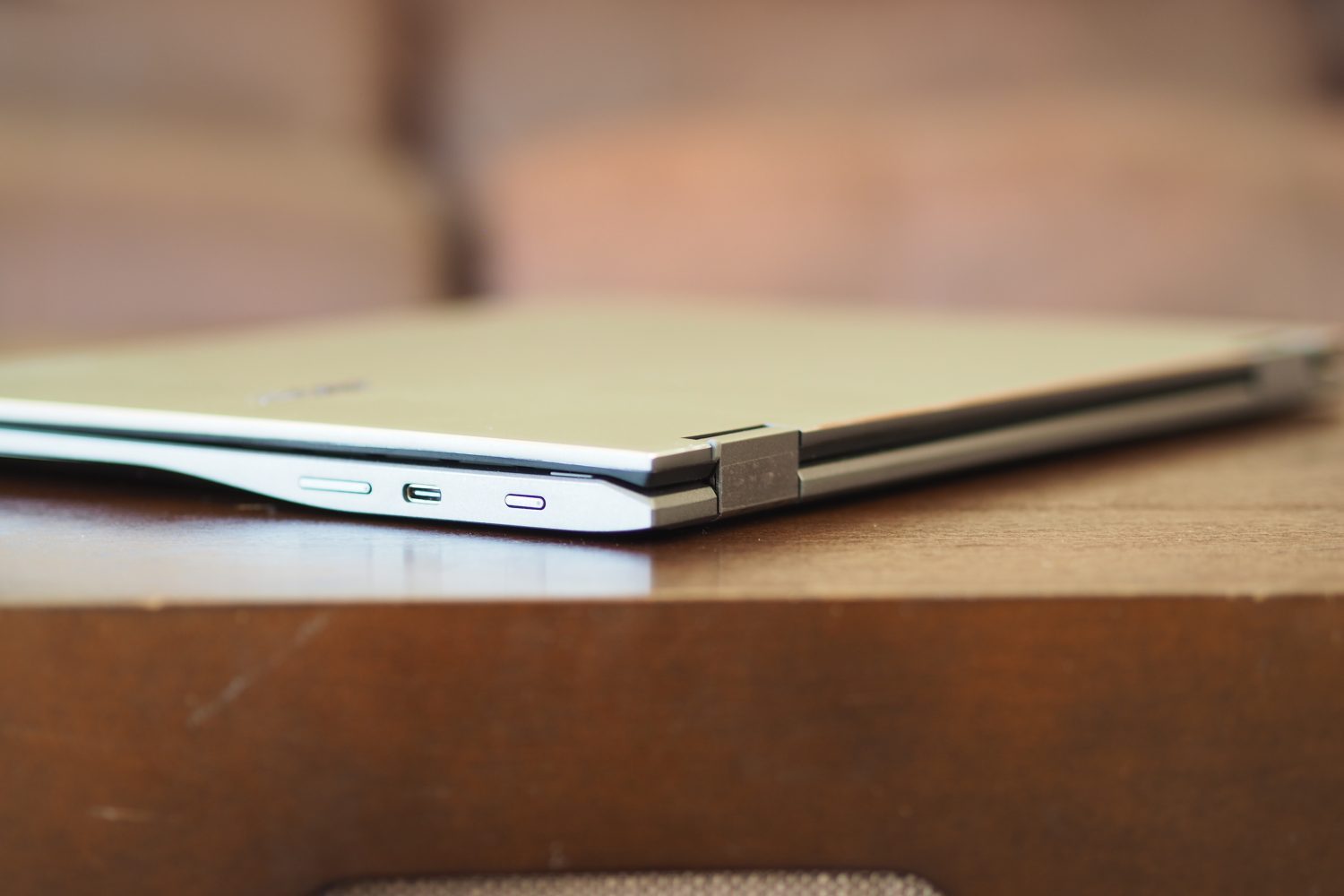 Vista do canto traseiro do Acer Chromebook Spin 513 mostrando portas e dobradiça.