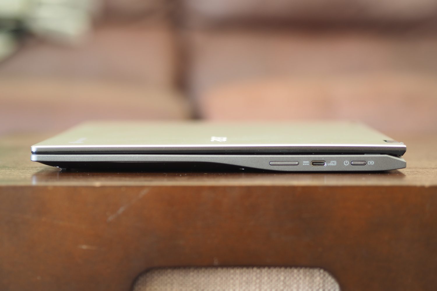 Vista lateral direita do Acer Chromebook Spin 513 mostrando as portas.