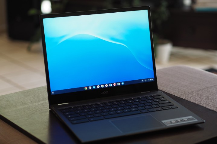 Acer Chromebook Spin 513 Draufsicht mit Display und Tastaturdeck.