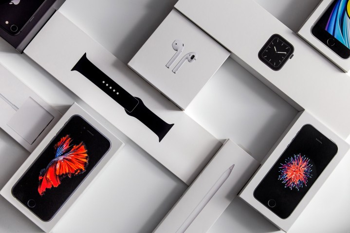Auf einem Schreibtisch stehen Schachteln für eine Apple Watch, iPhones und Airpods.