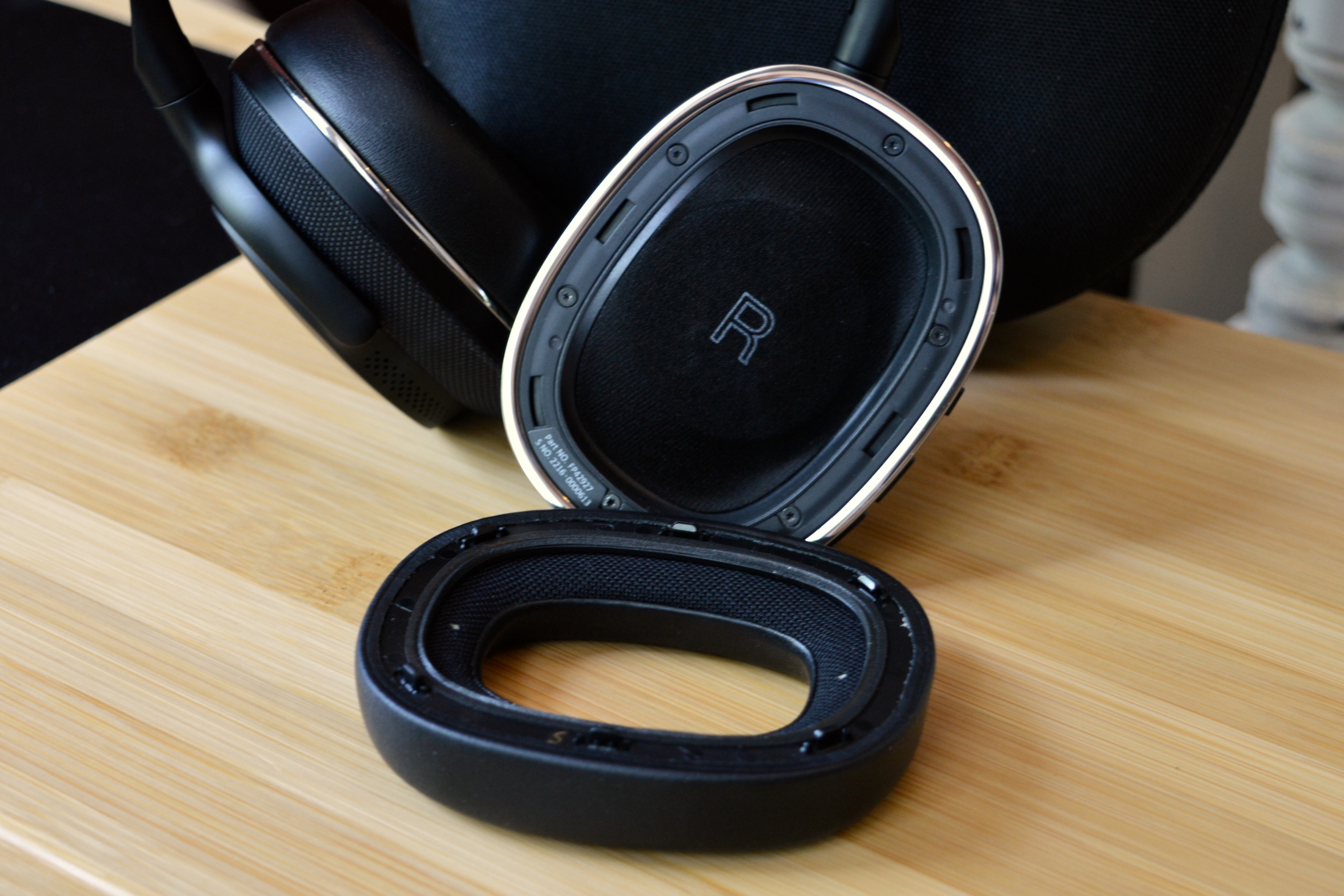 Bowers & Wilkins Px7 S2 with earcushion removed.