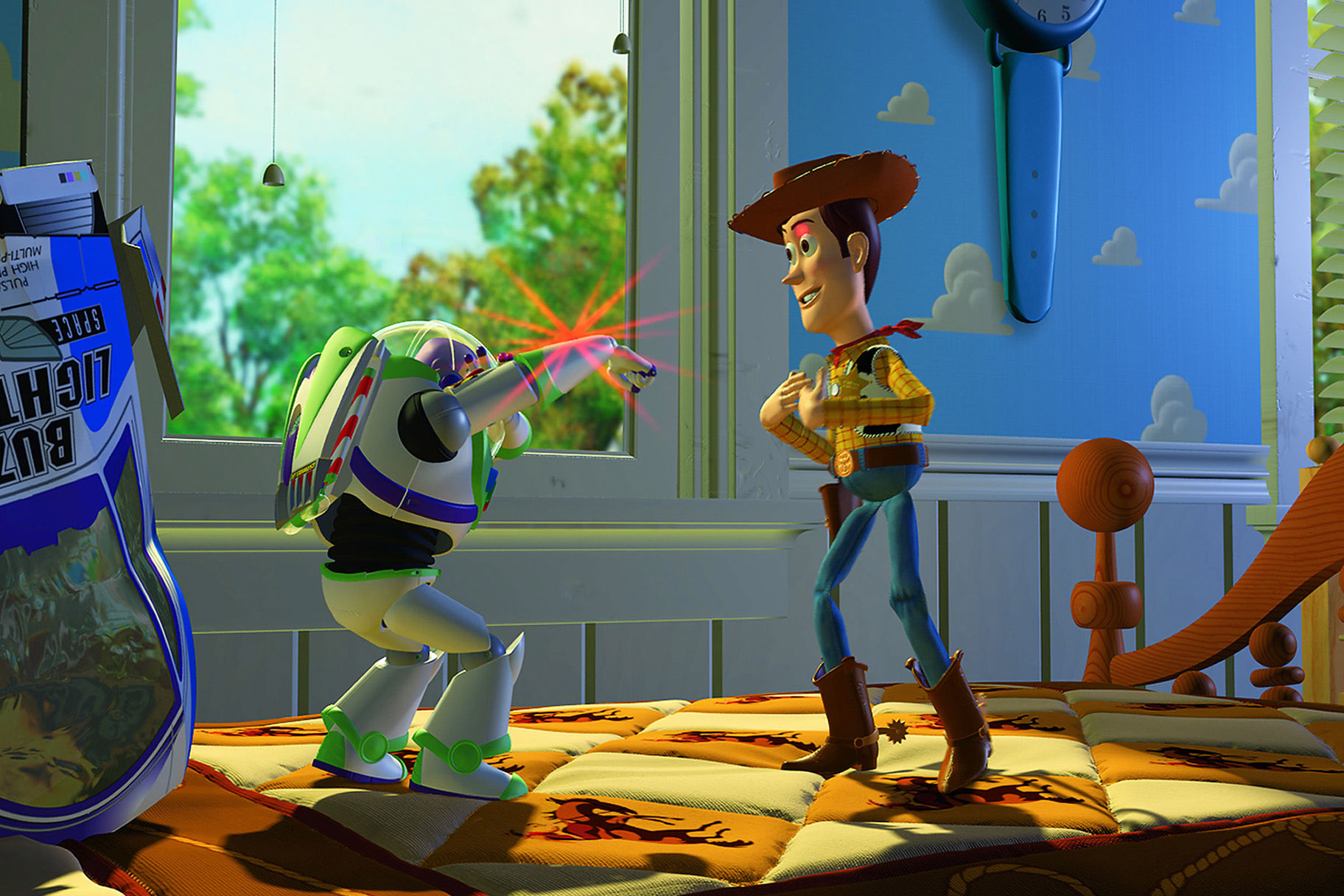 Buzz aponta seu laser de pulso para Woody em Toy Story (1995)