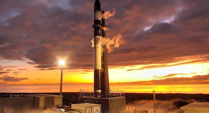 Il razzo Electron di Rocket Lab siede sul podio del complesso Launch 1 dell'azienda in Nuova Zelanda per le prove prima del lancio di CAPSTONE.