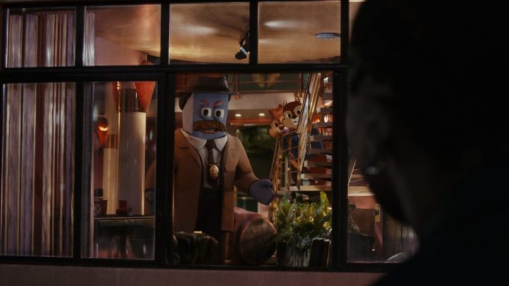 A personagem humana Ellie olha pela janela para o Capitão Putty.
