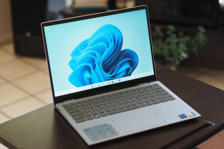 Dell Inspiron 14 2-in-1 7420 نمای جلوی نمایشگر و صفحه کلید.