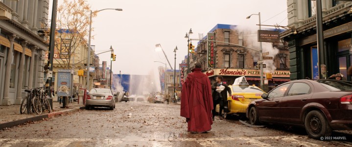Il dottor Strange si trova in una strada deserta in una delle prime riprese di Doctor Strange nel Multiverso della follia.