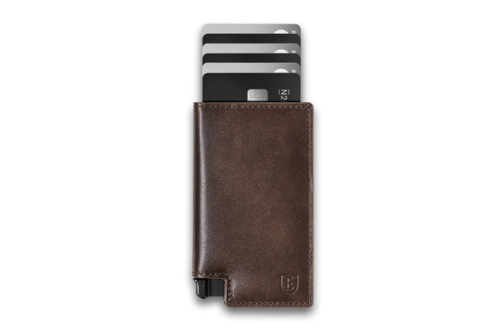 Ekster Parliament Wallet in brown leather showing credit cards.