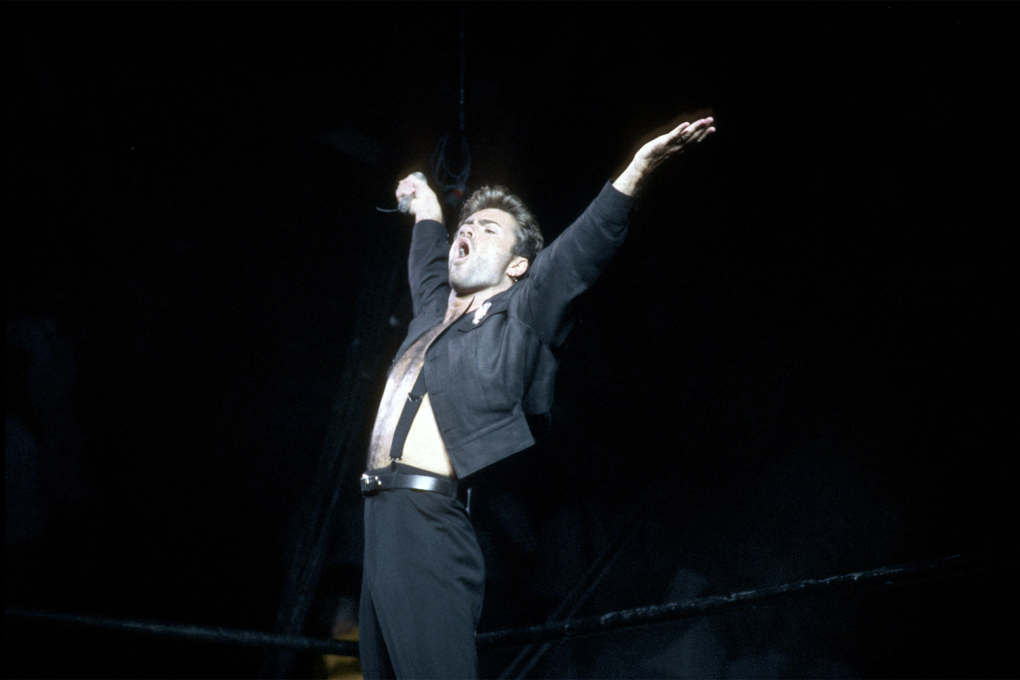Foto de George Michael no palco.