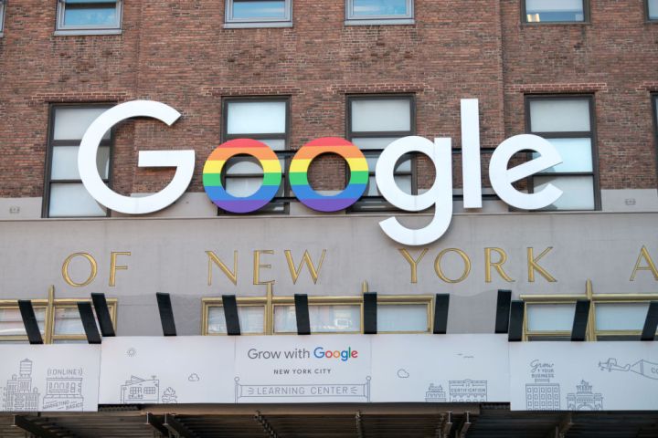 Cartel de Google con los colores del orgullo en su edificio de oficinas en Chelsea