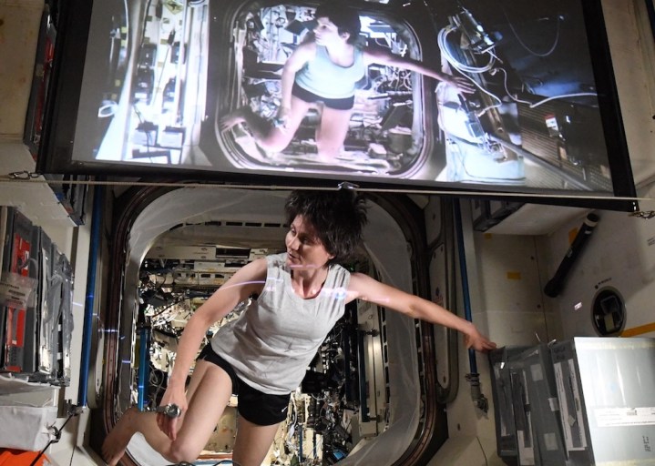 Astronot ISS Samantha Cristoforetti menciptakan kembali momen dari film hit Gravity.
