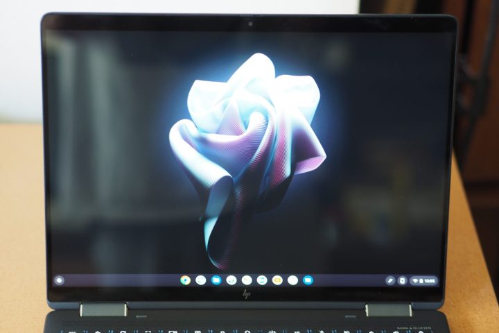 Vista frontale del Chromebook HP Elite Dragonfly che mostra il display.