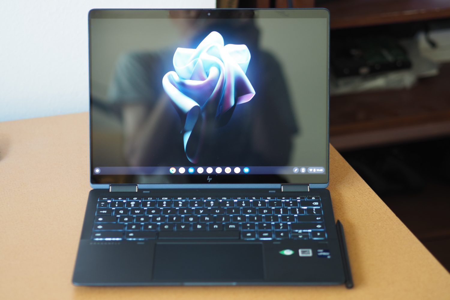 نمای جلوی HP Elite Dragonfly Chromebook که نمایشگر و صفحه‌کلید را نشان می‌دهد.