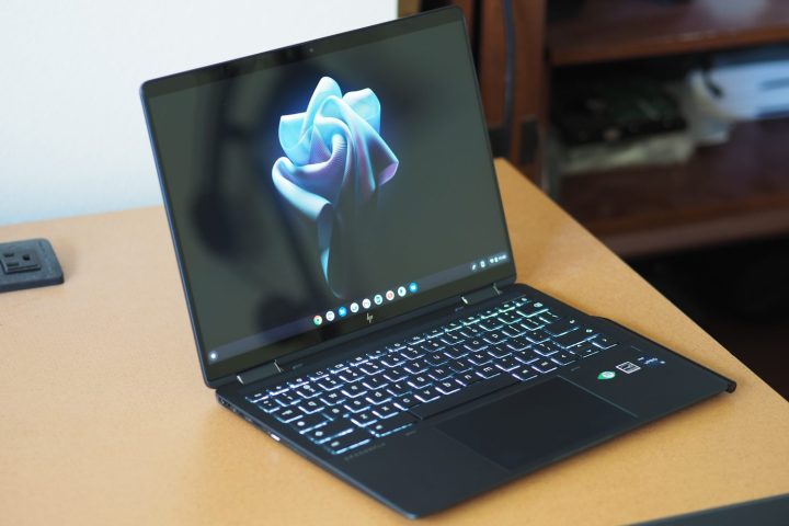 Chromebook HP Elite Dragonfly, вид спереди под углом, демонстрирующий дисплей и клавиатуру.