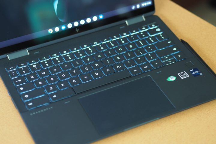 Vue de dessus du Chromebook HP Elite Dragonfly montrant le clavier et le pavé tactile.