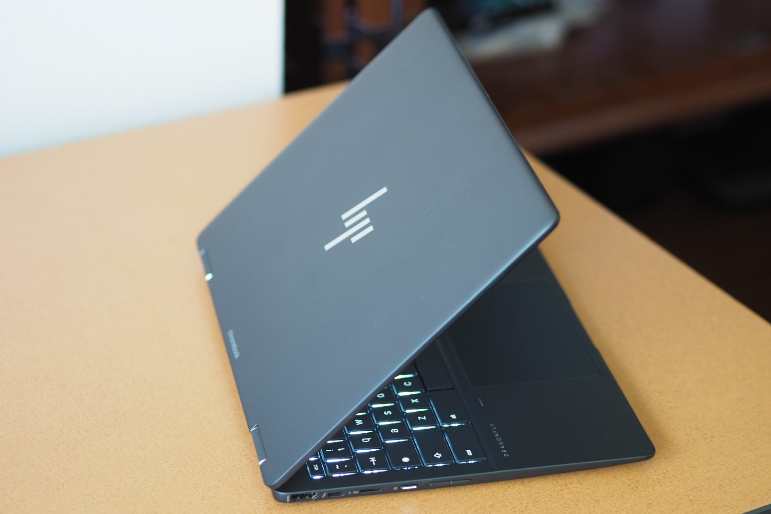 Vista trasera del Chromebook HP Elite Dragonfly que muestra la tapa y el logotipo.