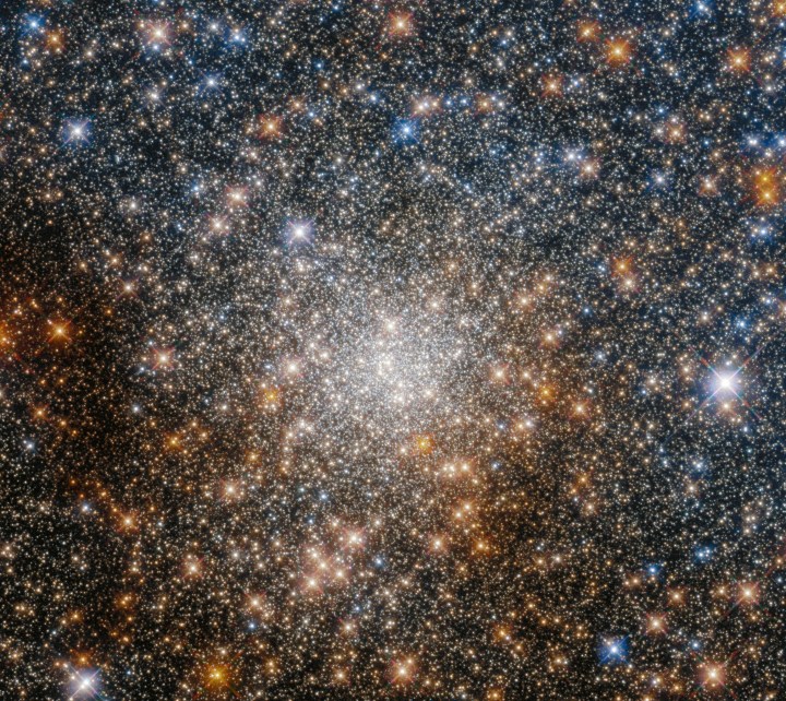 Gambar bertabur bintang ini menunjukkan gugus bola Terzan 9 di konstelasi Sagitarius, menuju pusat Bima Sakti. 