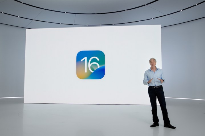 iOS 16 auf der Bühne der WWDC 2022.