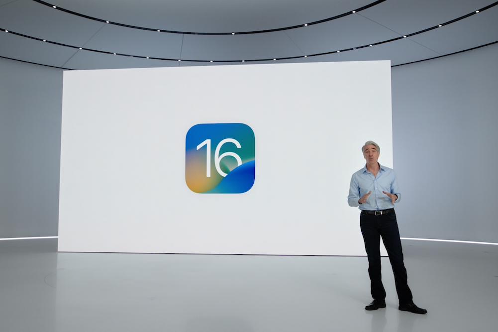 iOS 16 no palco da WWDC 2022.