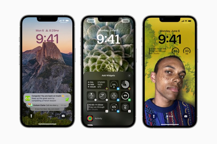 Ejemplos de personalizaciones de la pantalla de bloqueo de iOS 16 de Apple.