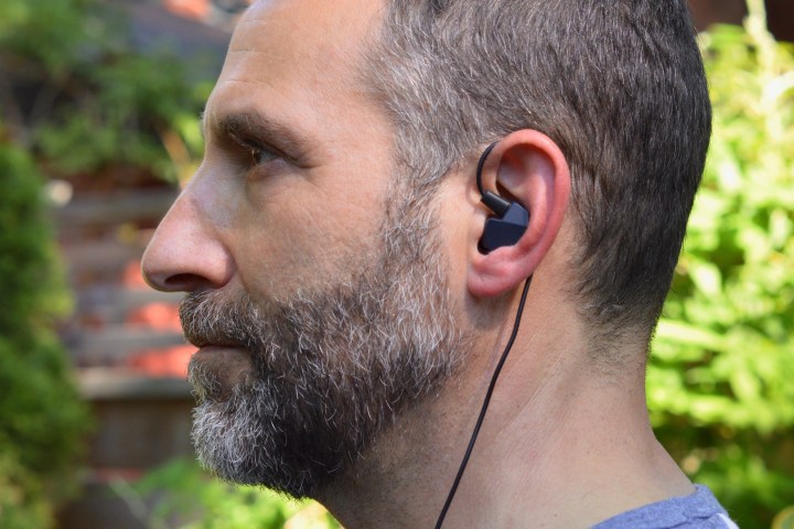 Uomo che indossa i monitor in-ear Final Audio A4000.