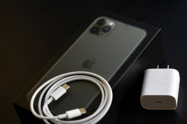 Nuevo cable de carga tipo USB-C a Lightning con iPhone 11 Pro Max