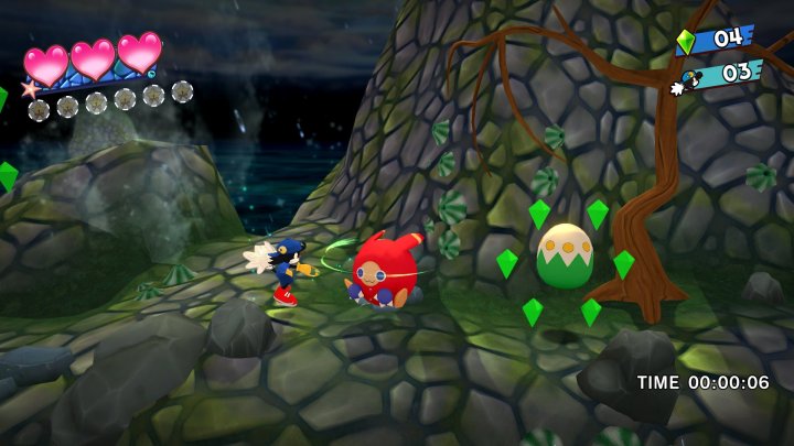 Скриншот из серии Klonoa Phantasy Reverie, в которой Клоноа встречает Му перед яйцом, окруженным драгоценным камнем, внутри пещеры.