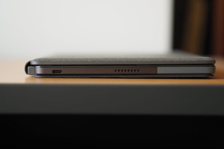 Lenovo Chromebook Duet 3 vista laterale sinistra che mostra le porte e il folio.