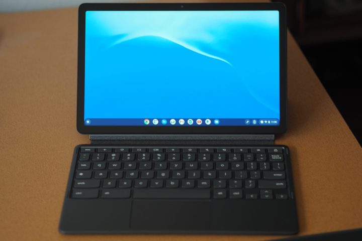 يُظهر منظر أمامي Lenovo Chromebook Duet 3 الشاشة ولوحة المفاتيح.