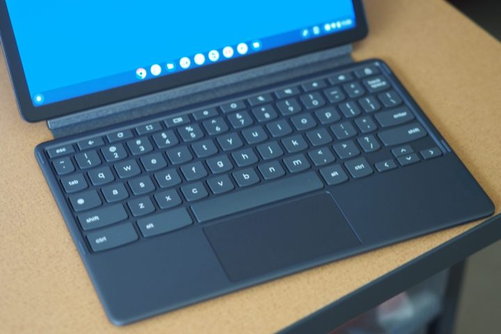 Lenovo Chromebook Duet 3 vista dall'alto verso il basso che mostra tastiera e touchpad.