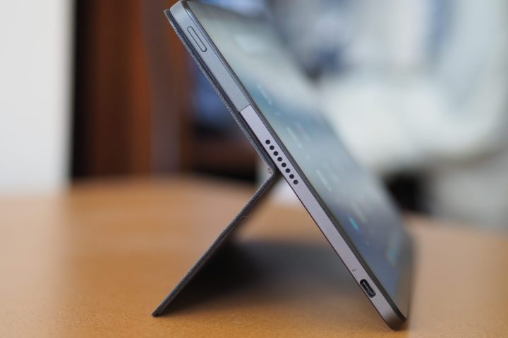 Seitenansicht des Lenovo Chromebook Duet 3 mit Ständer.