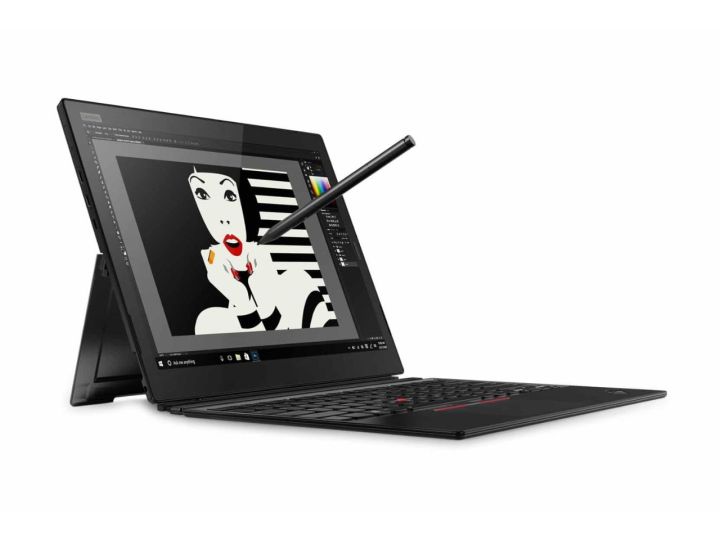 قلم Lenovo ThinkPad X1 Tablet Gen 3 را روی پس‌زمینه سفید لمس می‌کند.