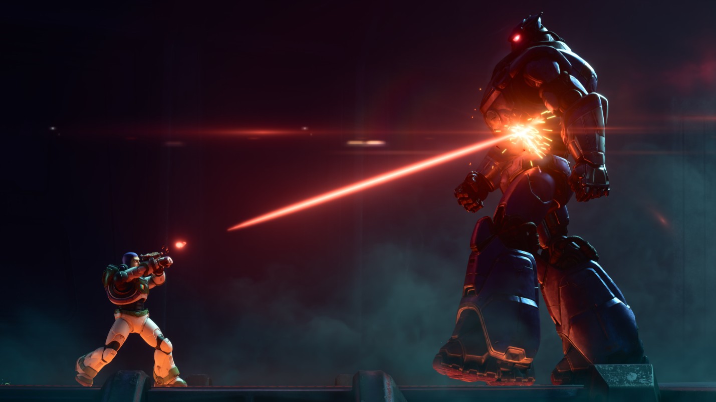 Buzz dispara lasers em Zurg em uma cena de Lightyear.