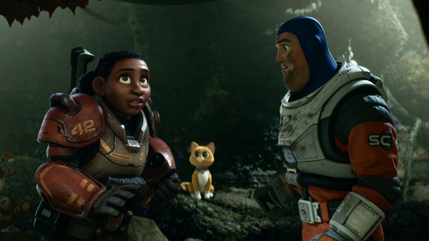 Izzy e Buzz se encontram em uma cena de Lightyear.