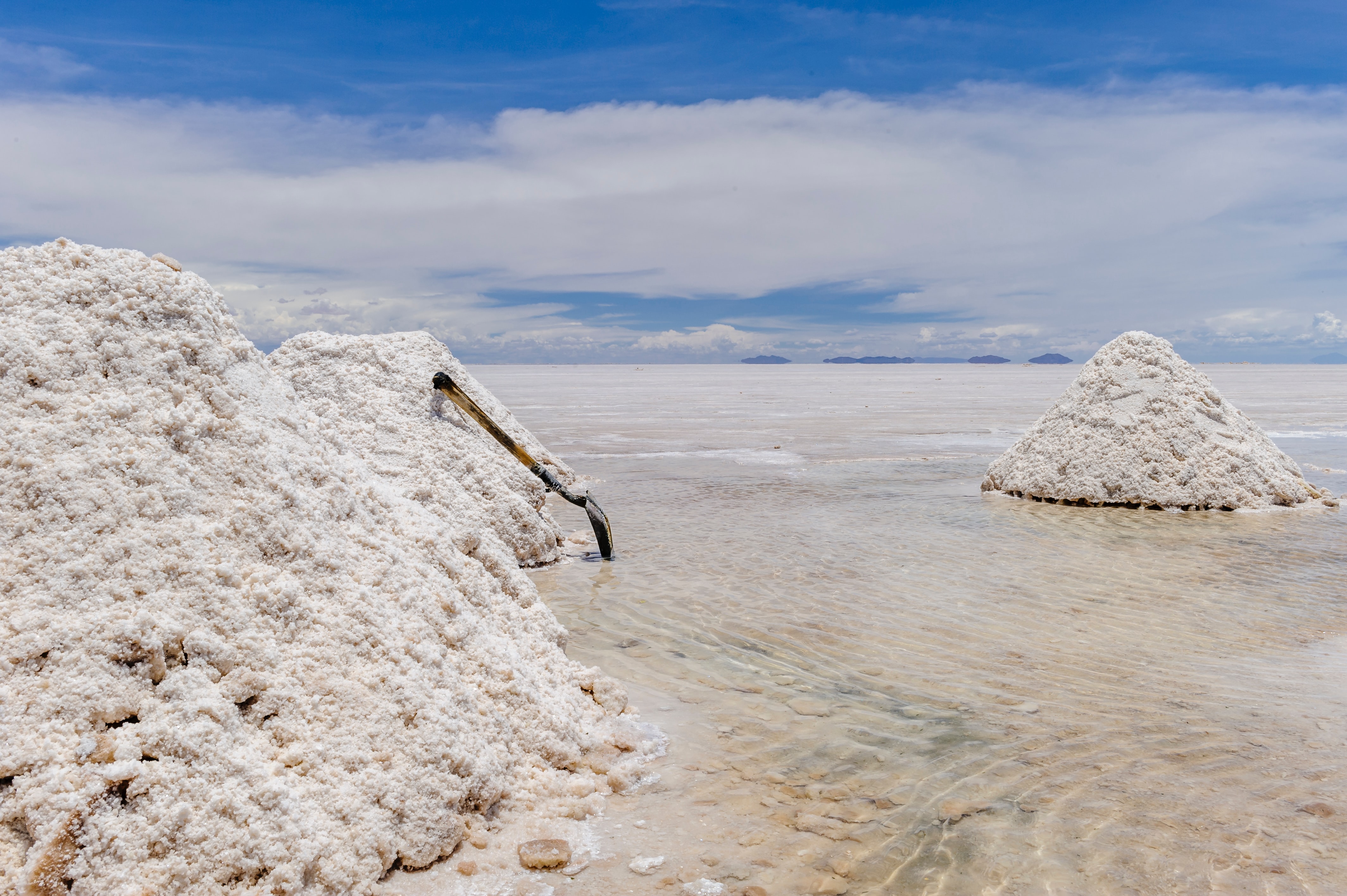 Colheita de sal no deserto de sal de Uyuni, na Bolívia.