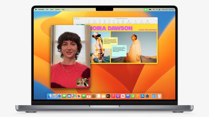 Uma pessoa com uma chamada do FaceTime no macOS Ventura que acabou de usar o Handoff para transferir a chamada de um iPhone para um Mac.