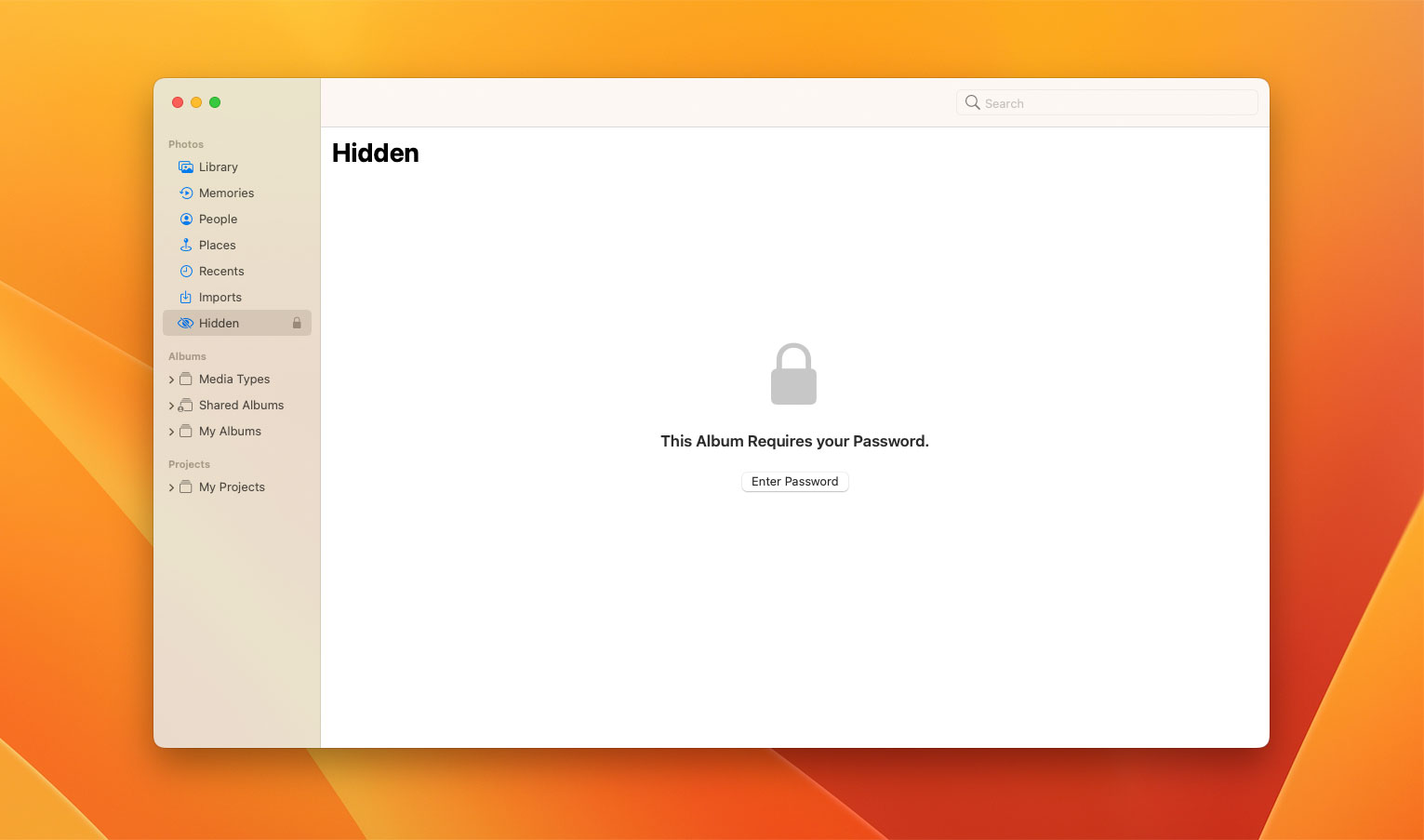 O aplicativo Fotos no macOS Ventura mostrando um álbum oculto bloqueado.