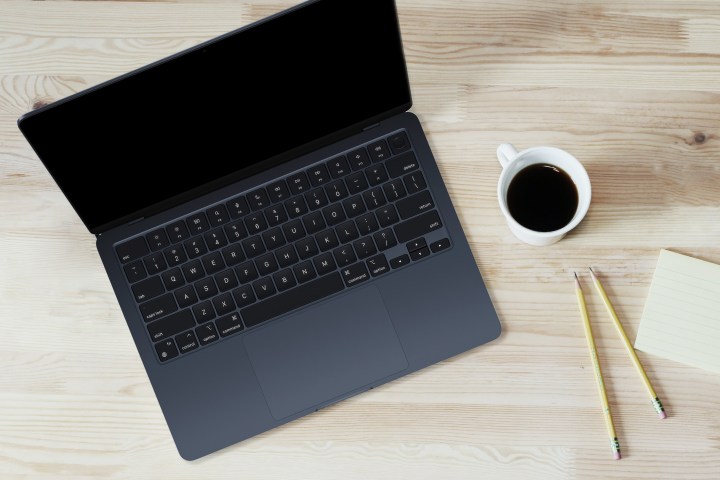 Macbook Air (2022) sits on a desk.