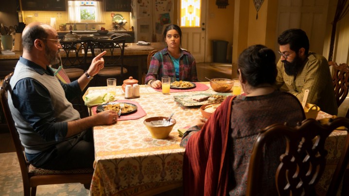Iman Vellani e il cast di attori che interpretano la famiglia di Kamala Khan siedono intorno al tavolo da pranzo in una scena di Ms. Marvel.