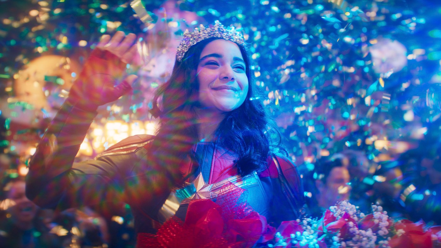 Kamala Khan, interpretada por Iman Vellani, imagina confetes e uma festa ao seu redor em uma cena de Ms. Marvel.