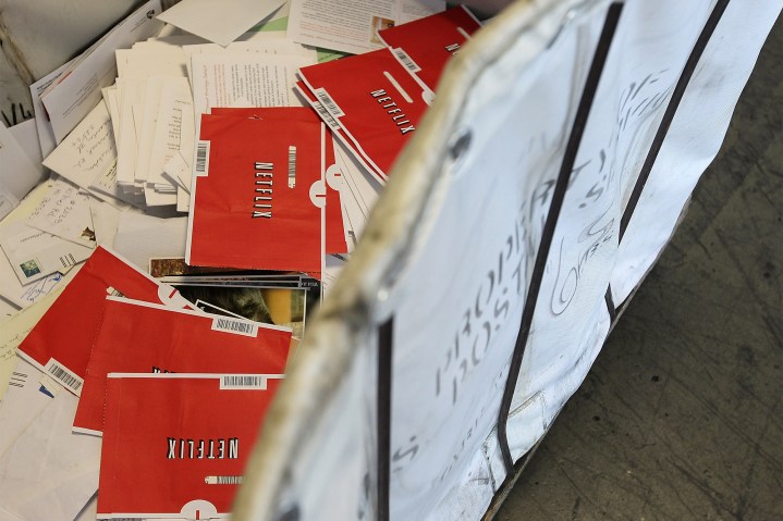 Le buste Netflix si trovano in un cestino con altra posta presso l'ufficio postale di San Francisco.