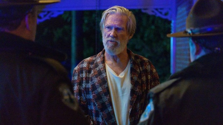 Jeff Bridges starrt in „The Old Man“ zwei Menschen vor seiner Haustür an.