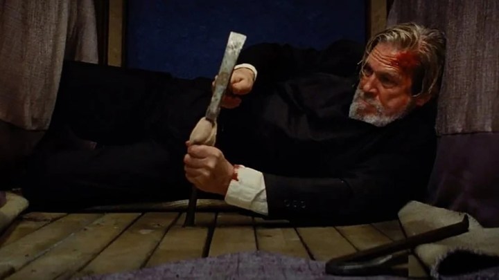 在 FX 和 Hulu 播出的《老人》场景中，杰夫·布里奇斯手持武器躺在地板上。