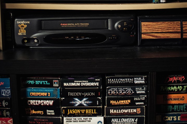 Un videoregistratore e nastri VHS.