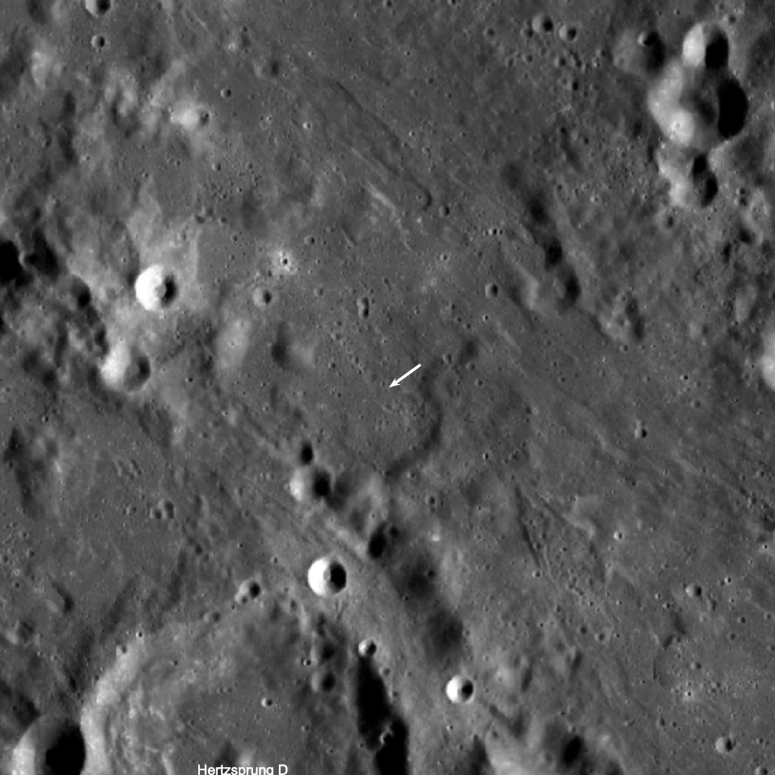 Seta branca indicando a localização da nova cratera. 