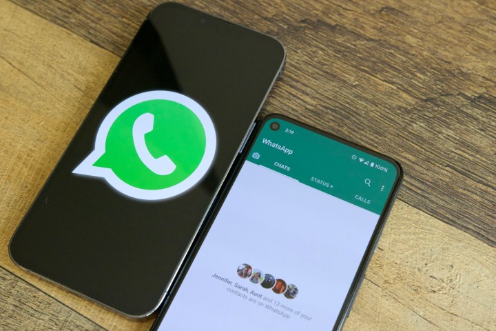 Dos teléfonos en una mesa uno al lado del otro. Uno muestra el logotipo de WhatsApp y el otro ejecuta la aplicación WhatsApp.