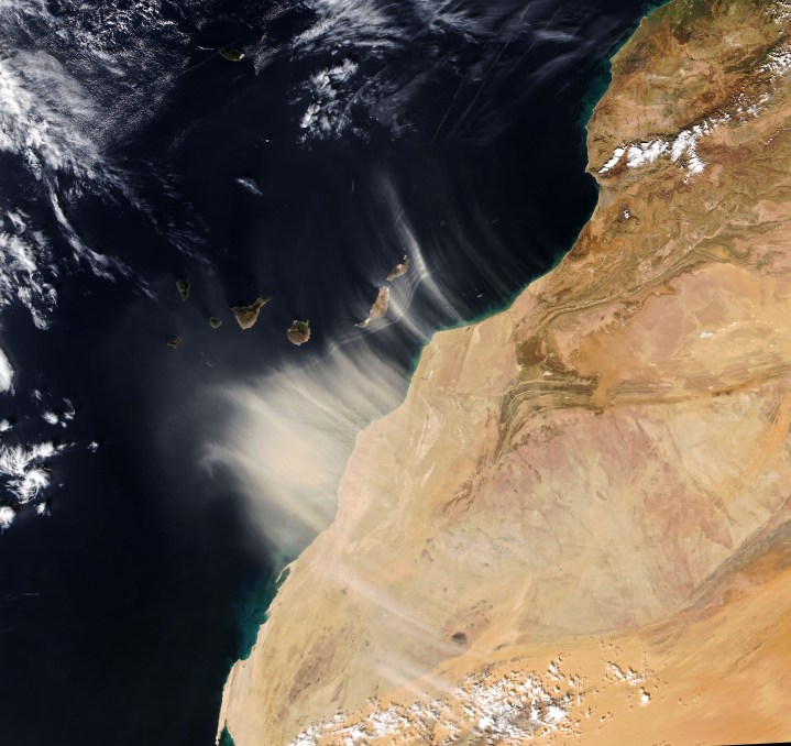 Debu dari Afrika barat laut bertiup di atas Kepulauan Canary dalam gambar yang diambil oleh satelit NOAA-20 pada 14 Januari. Misi NASA yang akan datang, Investigasi Sumber Debu Mineral Permukaan Bumi (EMIT), akan membantu para ilmuwan lebih memahami peran debu di udara dalam memanaskan dan mendinginkan atmosfer.