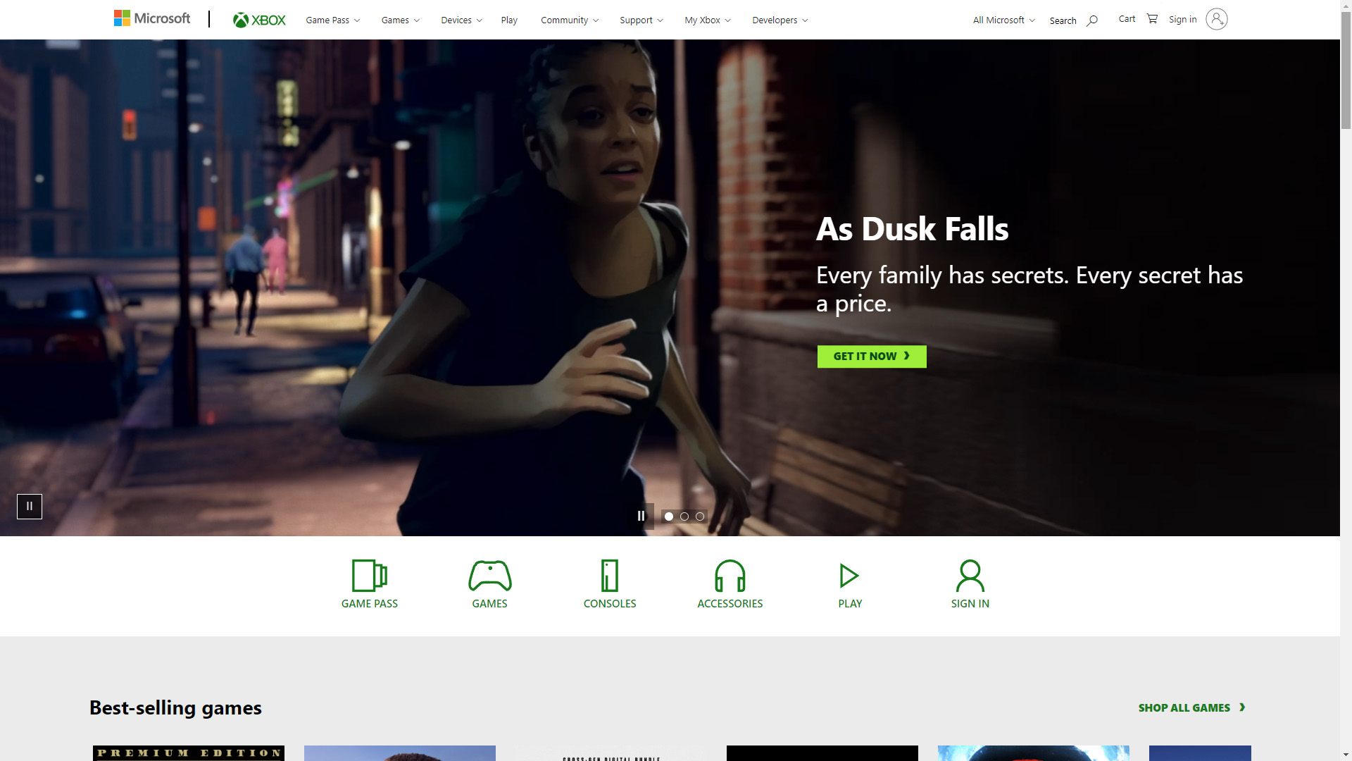 Uma captura de tela do jogo As Dusk Falls está centralizada na página inicial do xbox.com