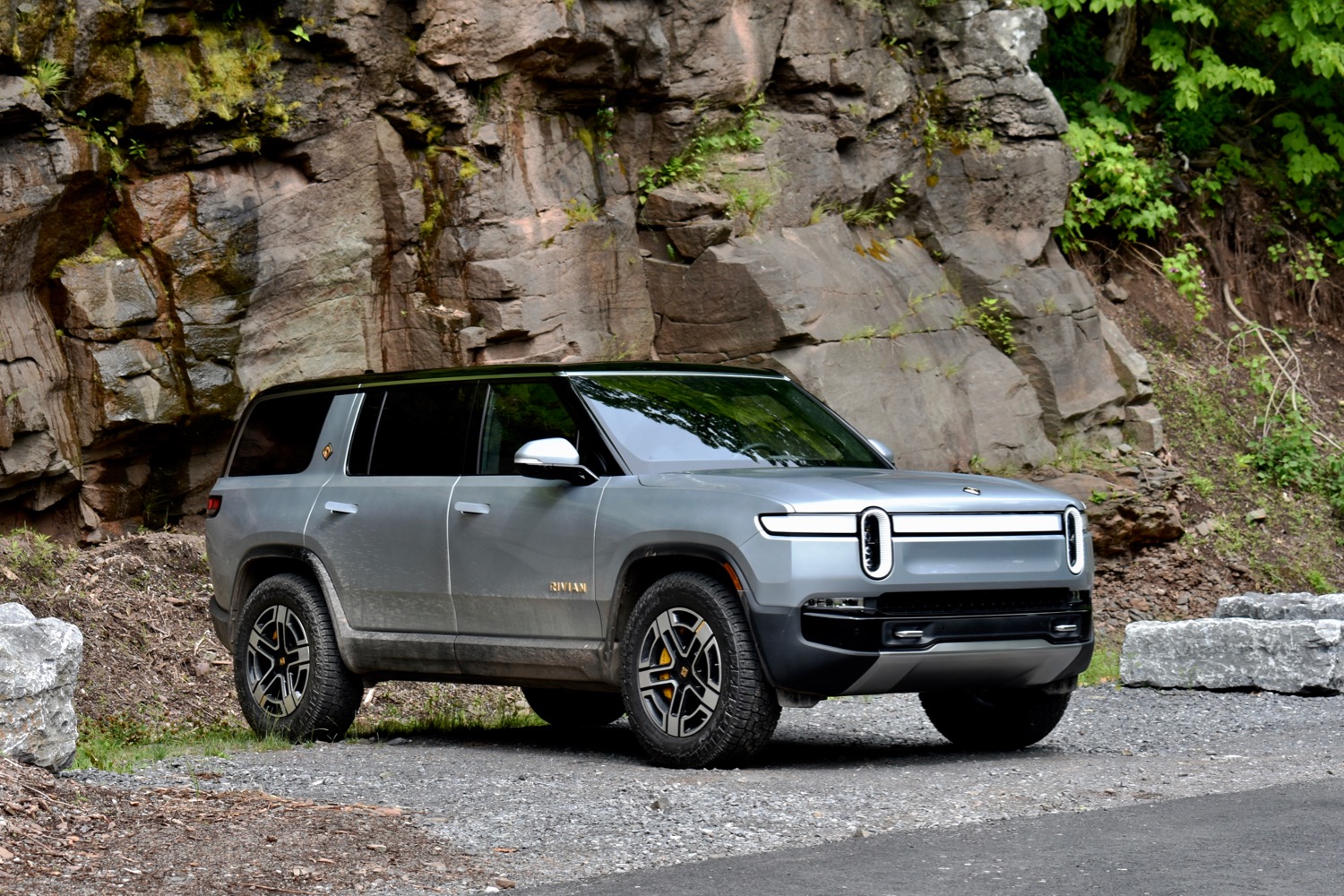 Rivian R1S vs Kia EV9: Which electric SUV wins? - Vimarsana News