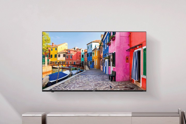 50-дюймовый телевизор Onn QLED 4K Roku, висящий на стене.